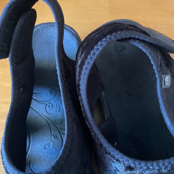 Bzees Comfort Wedge Sandal Black Crushed Velvet Open Toe Lightweight Drama 10W - Picture 9 of 11